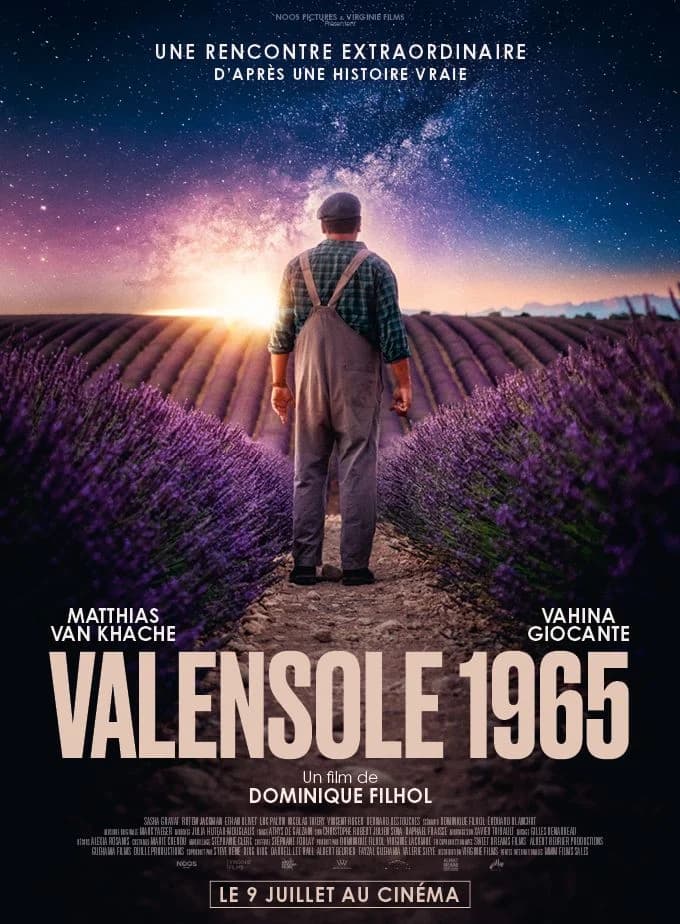 Affiche du film Valensole 1965, réalisé par Dominique Filhol, avec un agriculteur face à un champ de lavande sous un ciel étoilé