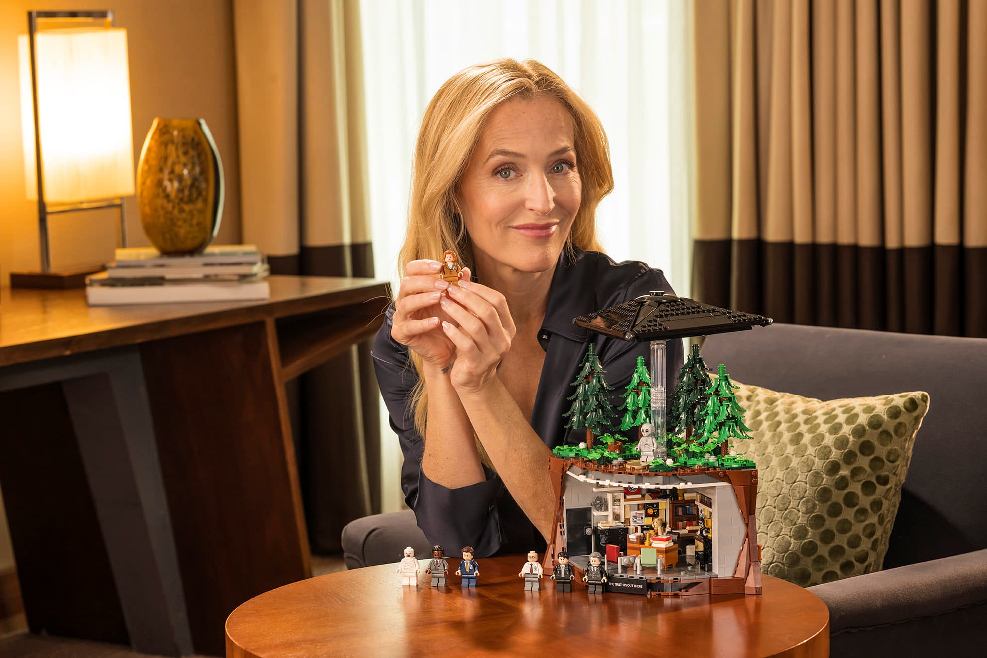 Gillian Anderson pose avec le set LEGO Ideas The X-Files