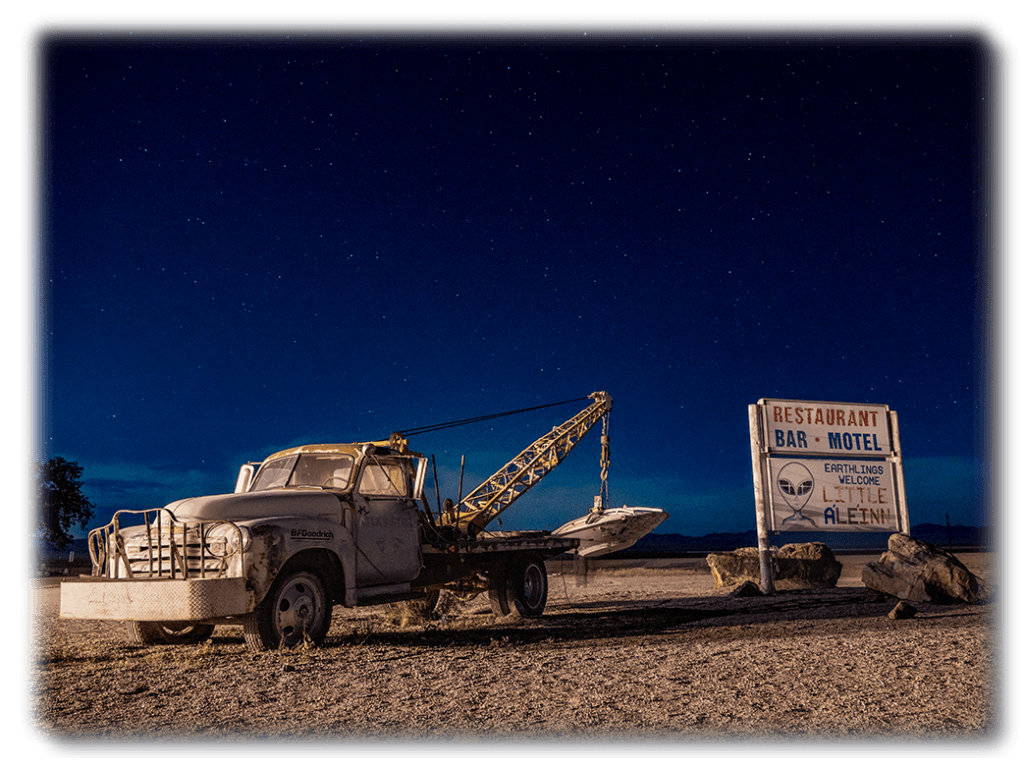 Dépanneuse vintage et panneau du Little A'Le'Inn sous un ciel étoilé, près de Rachel, Nevada