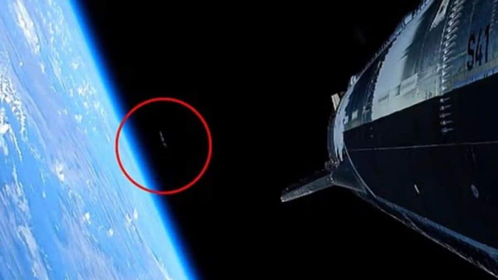 Capture du direct du vol 14 de Starship : un petit objet entouré d'un cercle rouge près du limbe terrestre, à côté du vaisseau S41 en orbite