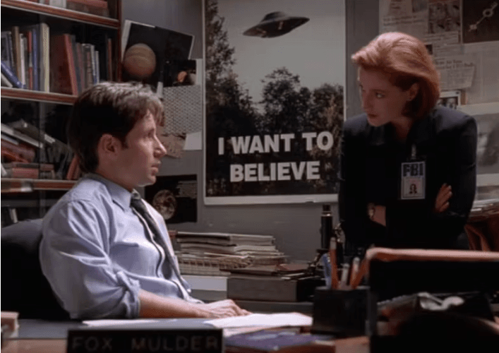 Affiche du director's cut de The X-Files: I Want to Believe, avec Mulder et Scully marchant vers un X tracé dans le sang sur la neige